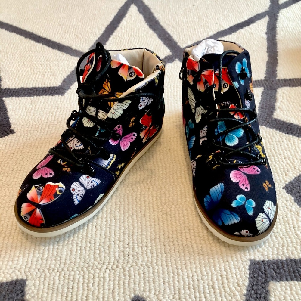 NWT Akid canvas butterfly ankle boot Size 5 1/2